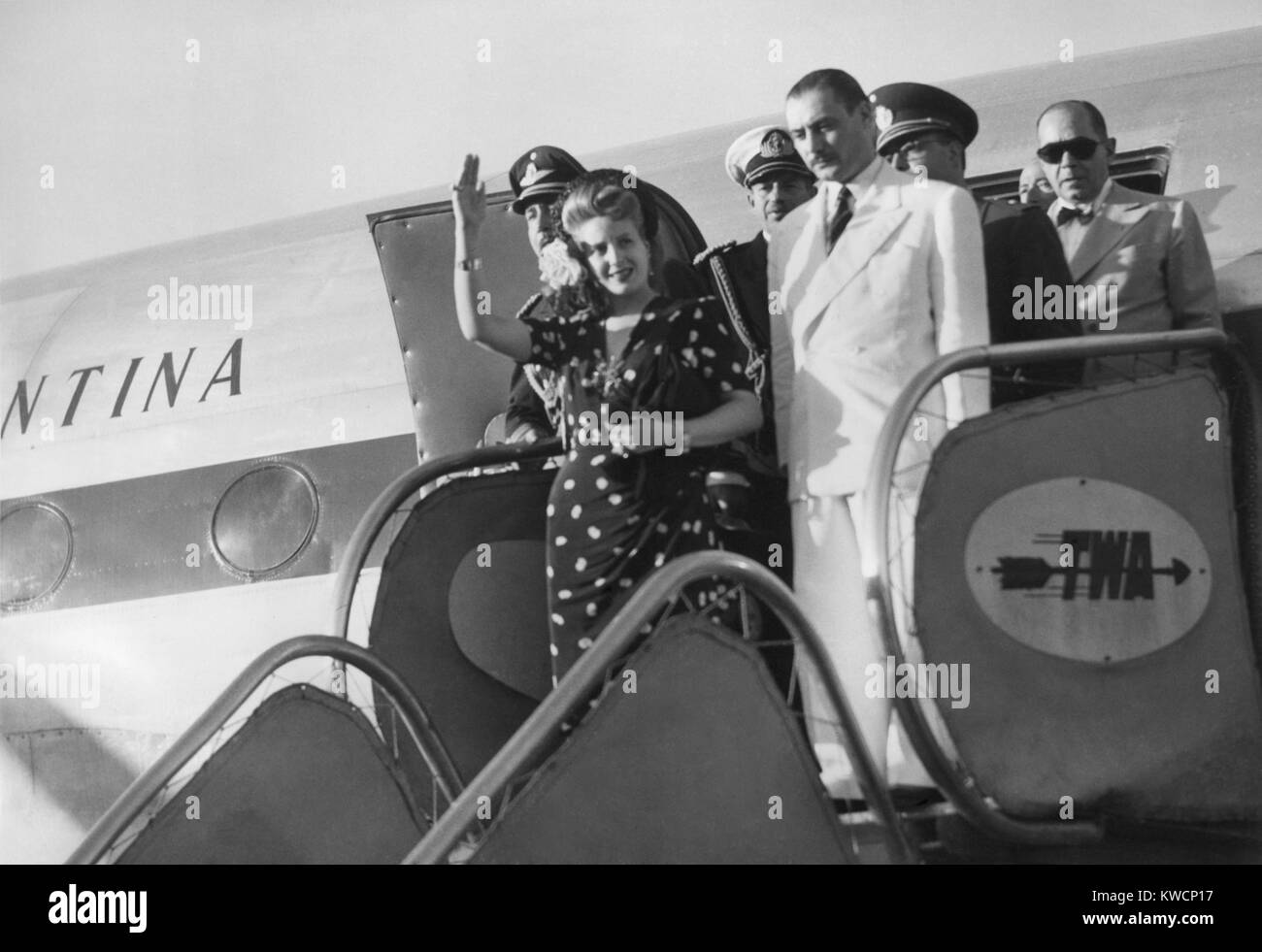 Evita Peron, arrivando a Roma il 26 giugno 1947. Ella è scortato da suo fratello Juancito Duarte. - (BSLOC 2014 17 68) Foto Stock