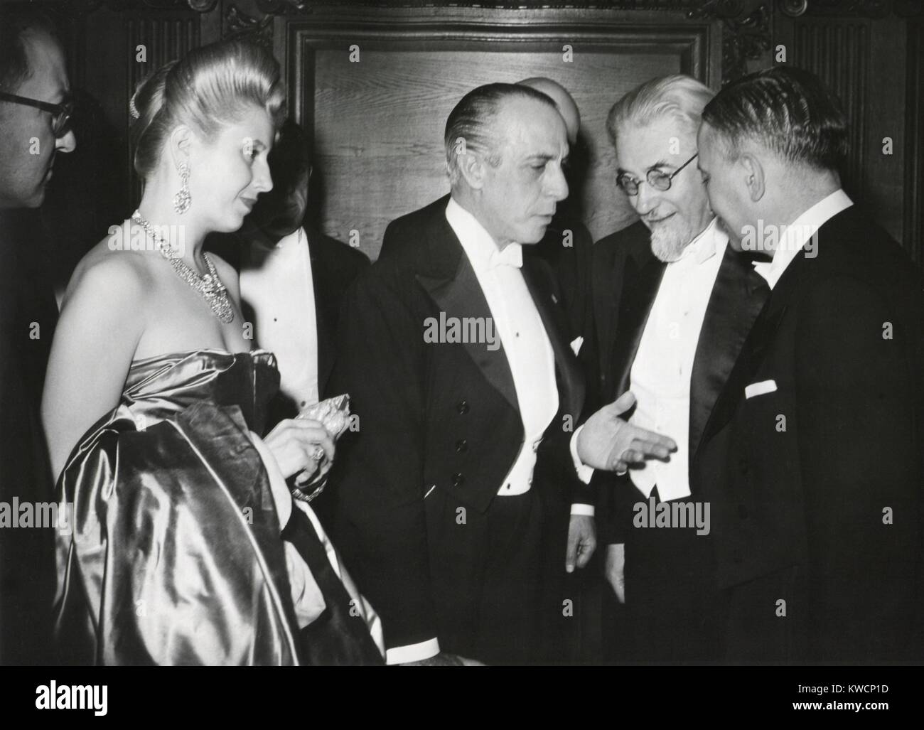 Eva Peron a firma dell'Franco-Argentine trattato commerciale. Luglio 24, 1947 al Quai d'Orsay Palace a Parigi. L-R: first lady Eva Peron; Julio Victorica Roca, Ambasciatore di Argentina a Parigi; Paul Ramadier, Francese Premier, non identificato. - (BSLOC_2014_17_70) Foto Stock