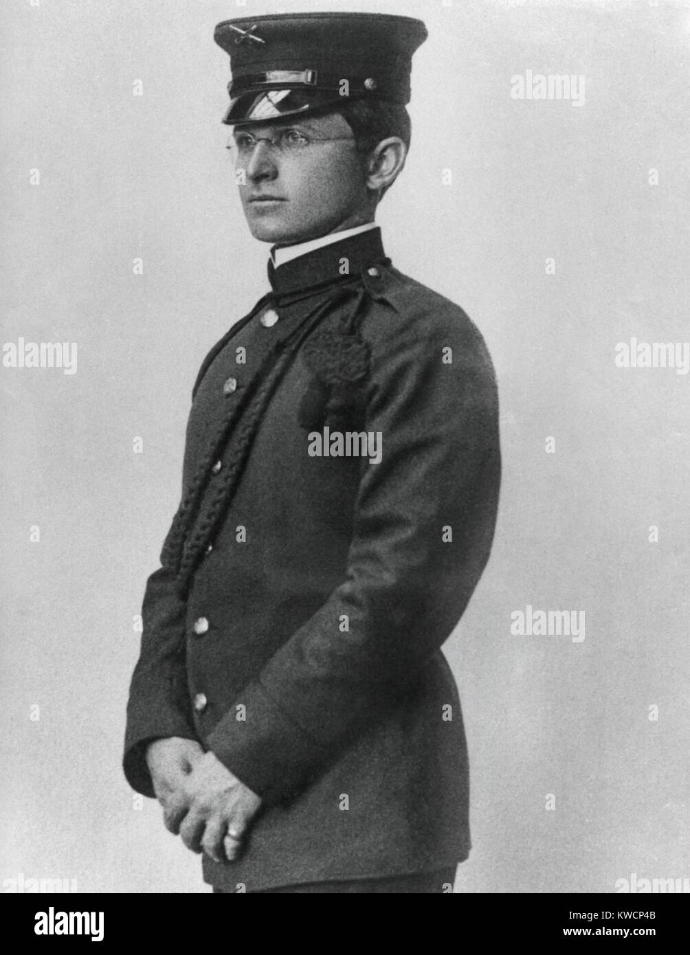 Harry Truman indossa il suo Missouri Guardia Nazionale uniforme, ca. 1905. Egli ha fallito la physicals militare di West Point e Annapolis a causa della sua scarsa capacità visiva. Prima della sua guardia nazionale fisico, egli ha memorizzato il grafico oculare. - (BSLOC 2014 15 3) Foto Stock