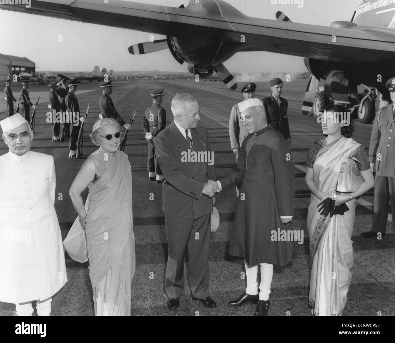 Il presidente Harry Truman accoglie con favore il primo ministro dell'India, Jawaharlal Nehru, a Washington Aeroporto. Con il primo ministro sono la sua sorella, Madame Pandit e figlia Indira Gandhi. - (BSLOC 2014 15 35) Foto Stock