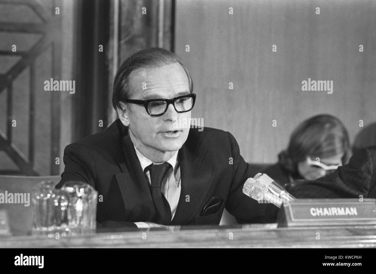 Alan Greenspan testimonianza prima un giunto House-Senate Comitato economico, Gennaio 6, 1975. Greenspan era allora presidente del Consiglio dei consulenti economici. - (BSLOC 2015 1 105) Foto Stock