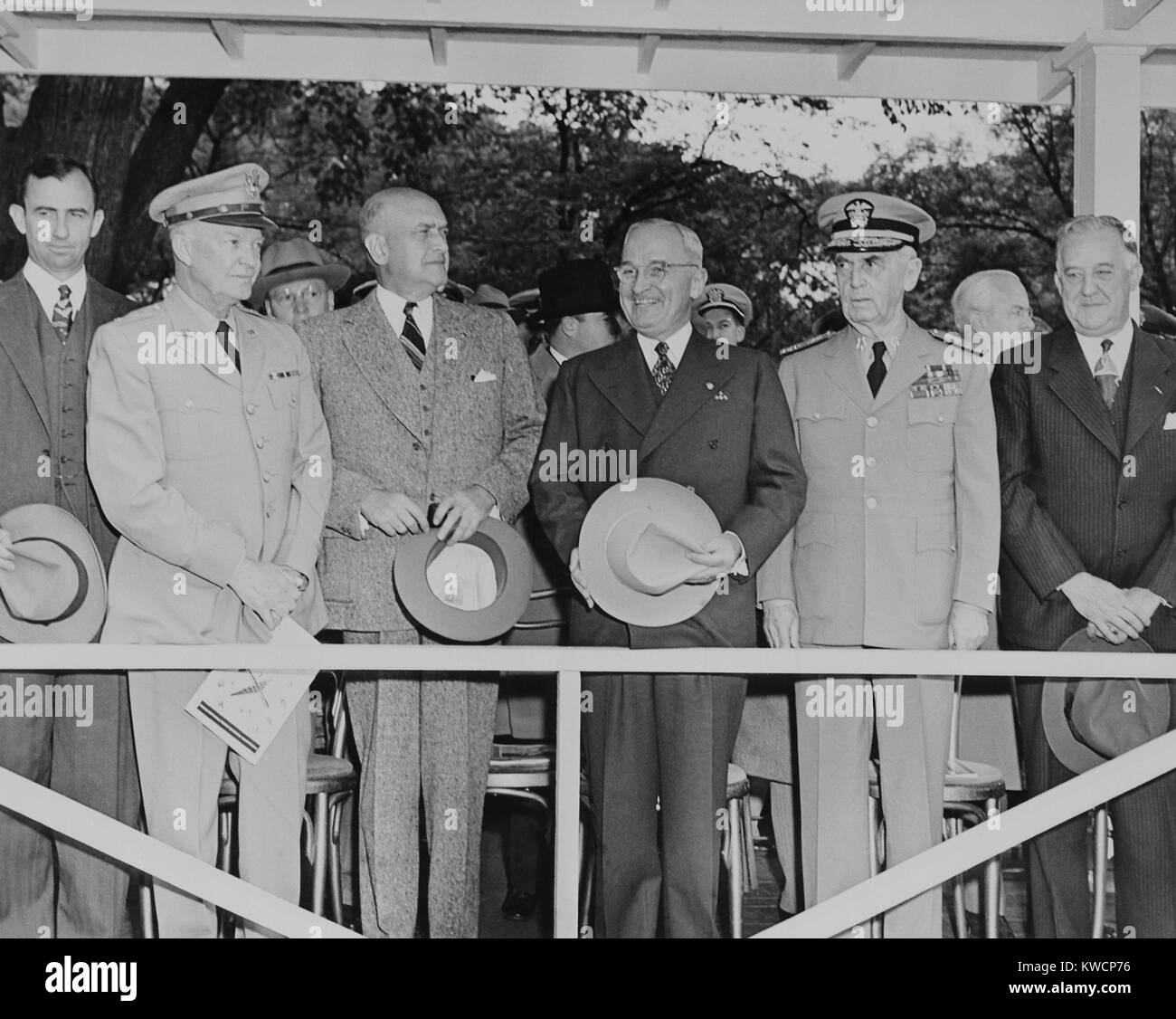 Civili e Militari di leader presso le forze di braccio parata del giorno, 20 maggio 1950. L-R: Generale Dwight Eisenhower; Segretario della Difesa Louis Johnson, Presidente Harry Truman e l'ammiraglio William Leahy. - (BSLOC 2014 15 41) Foto Stock