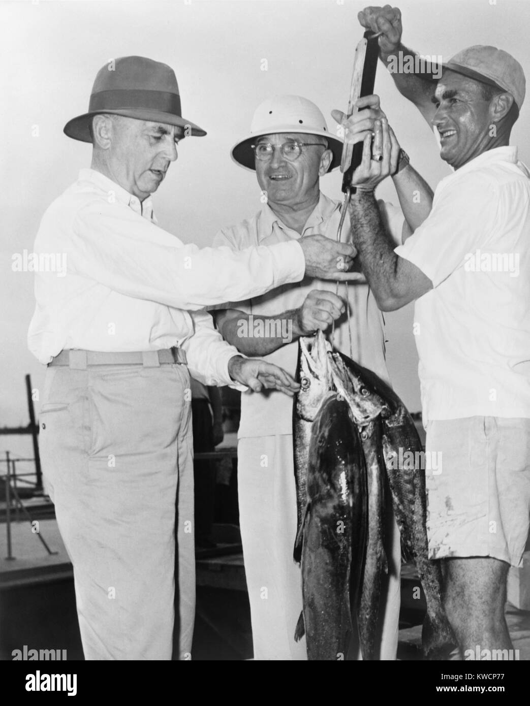 L'ammiraglio William Leahy (sinistra) e il Presidente Truman con la loro pesca di cattura a Key West, Florida. Harry Truman ha trascorso 175 giorni della sua presidenza al Little White House presso la US Naval Station, Key West, Florida. Marzo 15, 1947. - (BSLOC 2014 15 42) Foto Stock