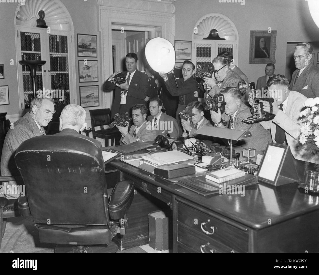 Il presidente Harry Truman (torna alla telecamera) all ufficio Ovale con il Segretario di Stato Dean Acheson, 21 dicembre 1950. Stavano preparando per Acheson gli incontri con Organizzazione del Trattato del Nord Atlantico (NATO) i ministri degli esteri e della difesa a Bruxelles. - (BSLOC 2014 15 46) Foto Stock