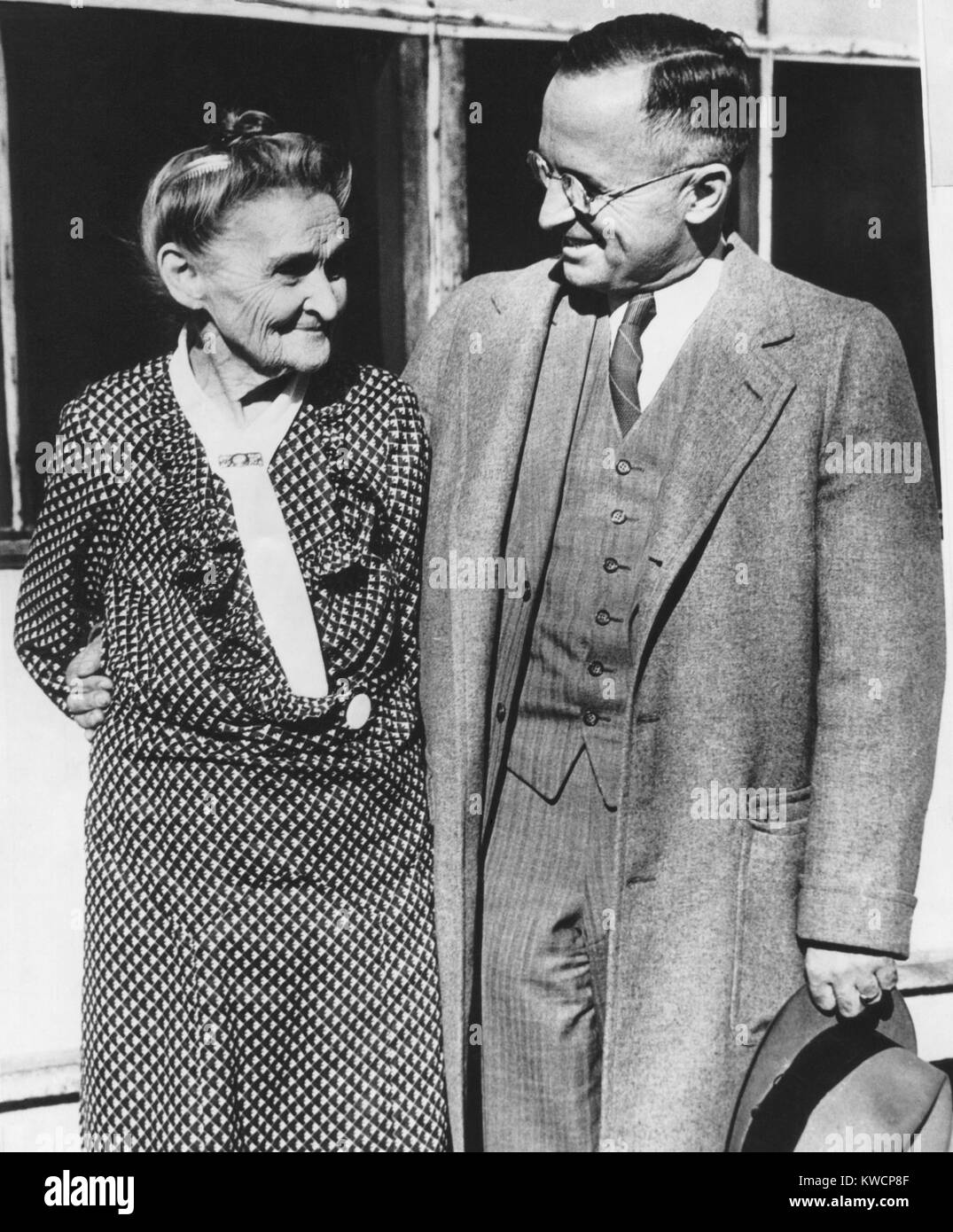 Il senatore Harry Truman con 92 anni vecchia madre nel luglio 1944. Ha vissuto per altri tre anni e vide suo figlio diventare presidente. - (BSLOC 2014 15 5) Foto Stock