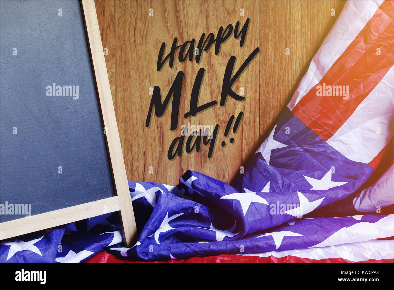 Happy MLK Day Tipografia sulla bandiera degli Stati Uniti in scena e lavagna. Illustrazione della foto Foto Stock