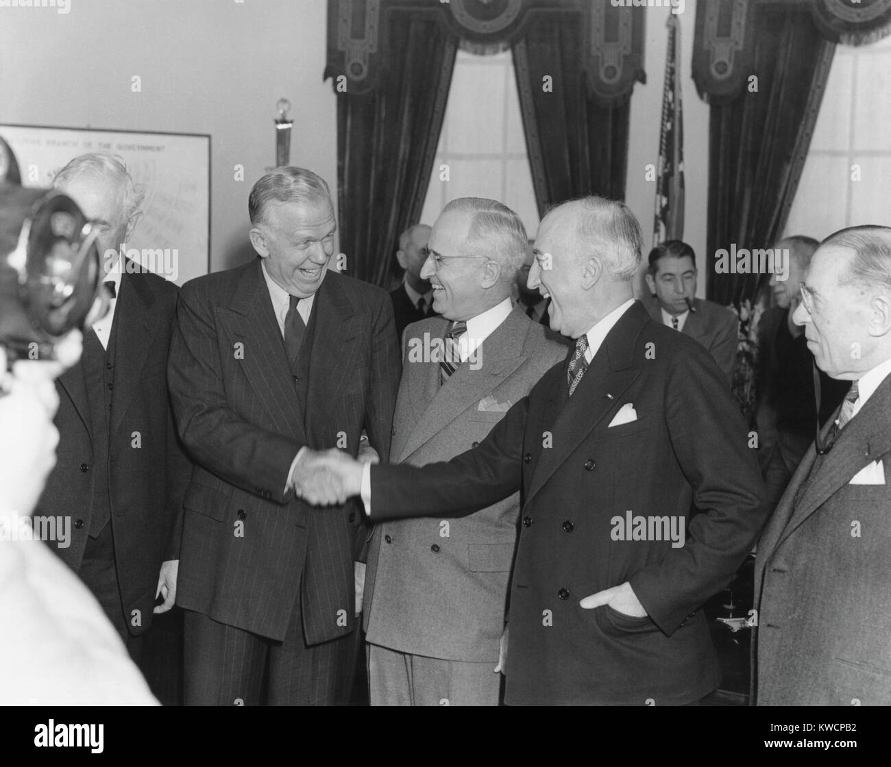 James Byrnes (destra) congratulandosi con George Marshall dopo il suo giuramento come Segretario di Stato. I sorrisi mascherati tensioni tra il Presidente Truman e Byrnes, l'uscita del Segretario di Stato. Gen 21, 1947. - (BSLOC 2014 15 66) Foto Stock