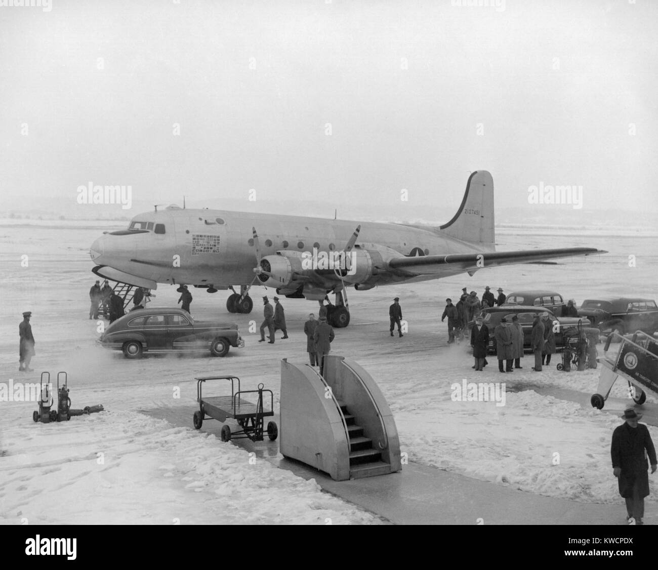 Il presidente Harry Truman's aereo prima di decollare per l'indipendenza, Missouri. Il 25 dicembre 1945. Il Douglas C-54 Skymaster era in precedenza noto come FDR "vacca acred'. Washington aeroporto nazionale. - (BSLOC_2014_15_89) Foto Stock