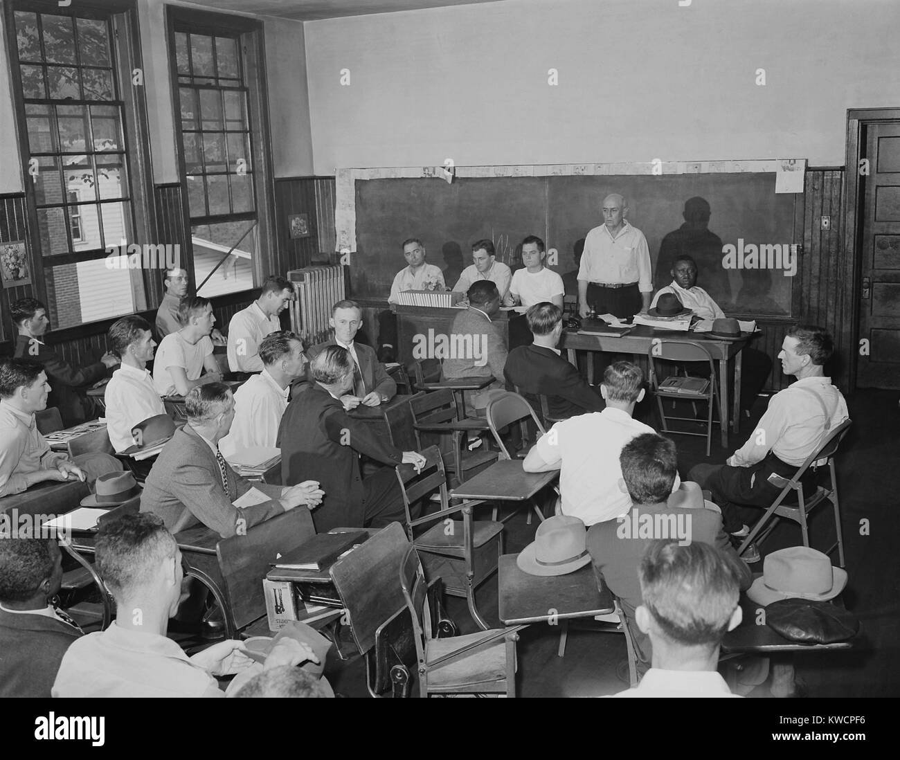 Locali di minatori uniti Unione incontro di domenica mattina in un schoolhouse. Settembre 22, 1946. Gli uomini hanno lavorato all'Inland Steel Company's mine in Wheelwright, Kentucky. Uno dei leader sindacali è un americano africano. - (BSLOC 2015 1 168) Foto Stock