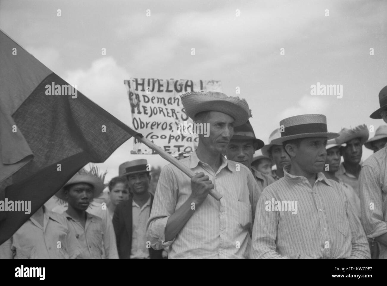 Il Puerto Rican scioperanti di picchetti vicino al mulino per lo zucchero in cui hanno lavorato. Yabucoa comune, Gennaio 1942. - (BSLOC 2015 1 169) Foto Stock