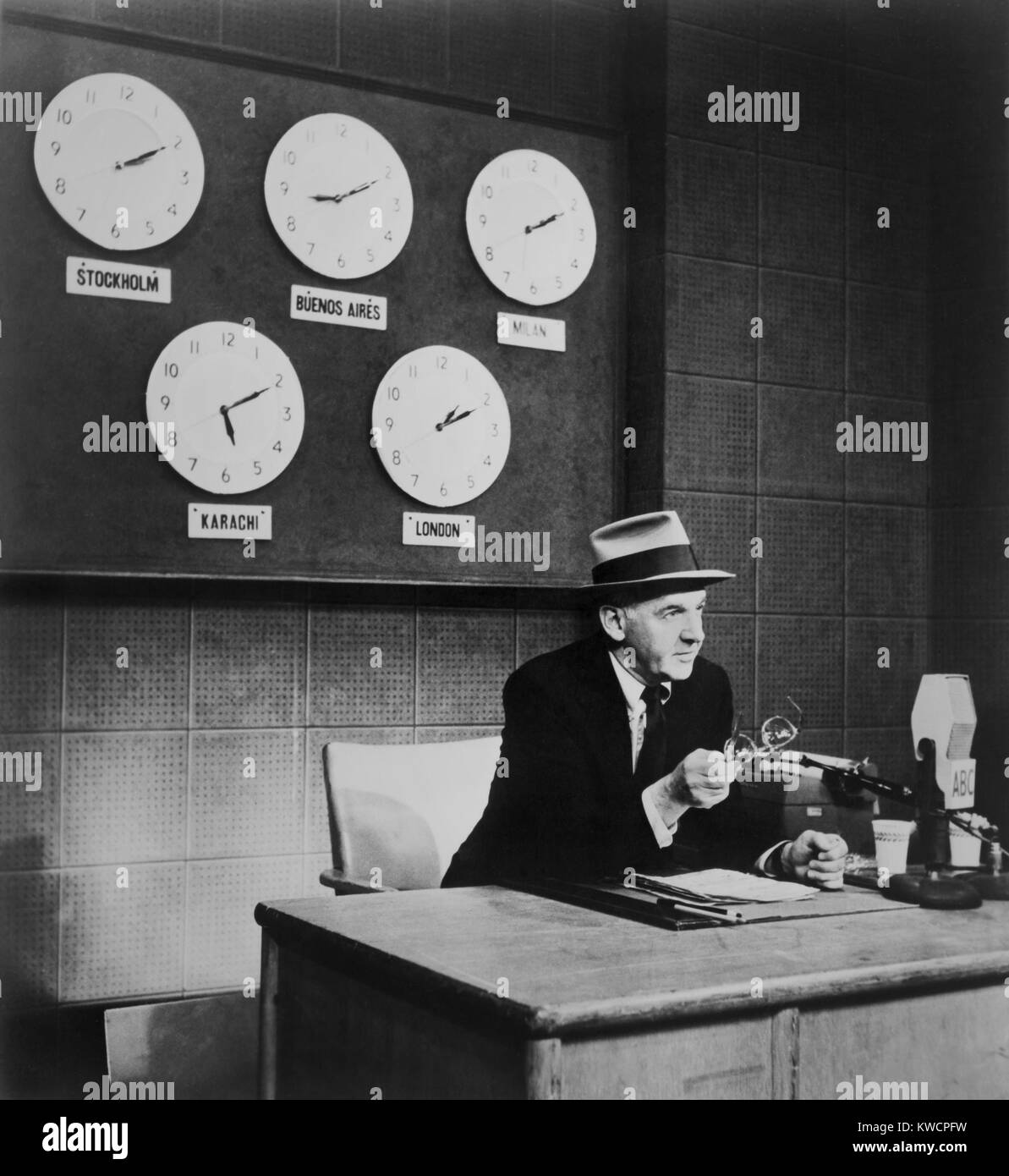Walter Winchell durante l ABC-TV e radio simulcast nel 1954. Winchell ha iniziato a scrivere la prima syndication gossip colonna per il New York Daily Mirror in 1929. - (BSLOC 2014 17 101) Foto Stock
