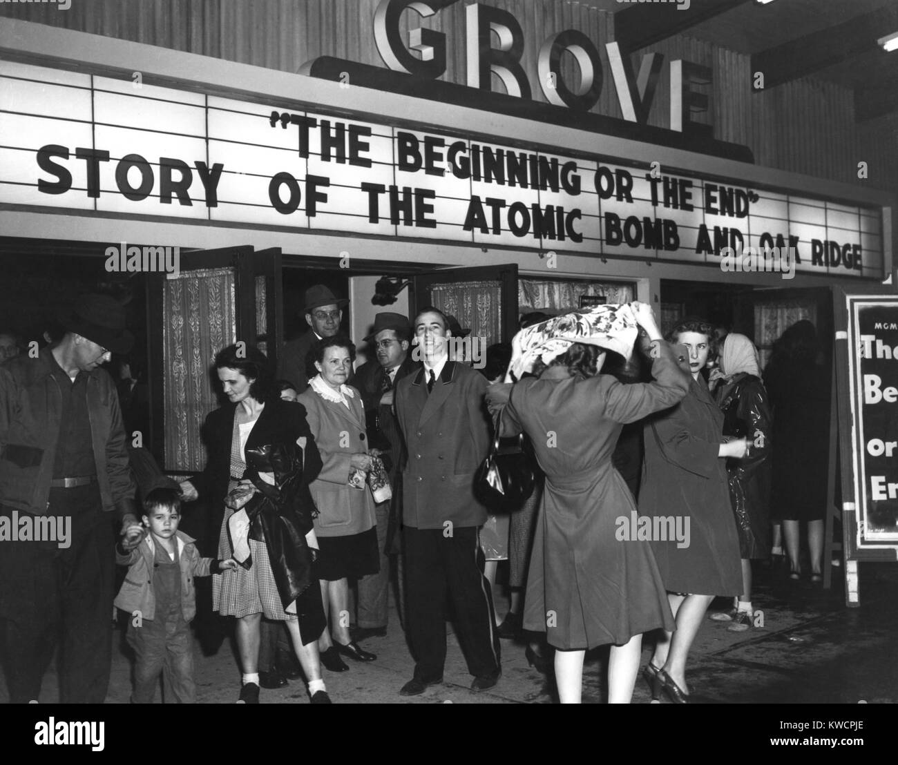 Movie Theater marque annunciando un filmato, 'l'inizio o la fine. Storia della Bomba Atomica e Oak Ridge". Dopo il bombardamento di Hiroshima e Nagasaki, la popolazione di Oak Ridge nel Tennessee appreso il motivo per Top Secret attività nella loro città di guerra. 1945. - (BSLOC_2015_1_199) Foto Stock