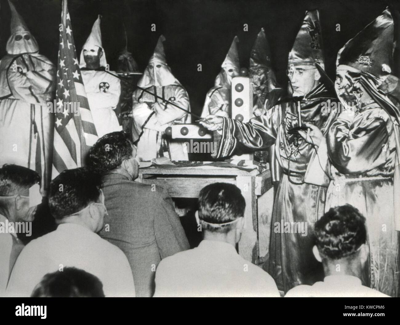 Ku Klux Klan iniziazione alla Stone Mountain vicino ad Atlanta, Georgia. Giugno 15, 1949. Il Dottor Samuel verde, Grand Dragon del KKK, smascherare e tenendo una spada, accetta i candidati inginocchiata nell'odio razzista di gruppo. - (BSLOC 2015 1 207) Foto Stock