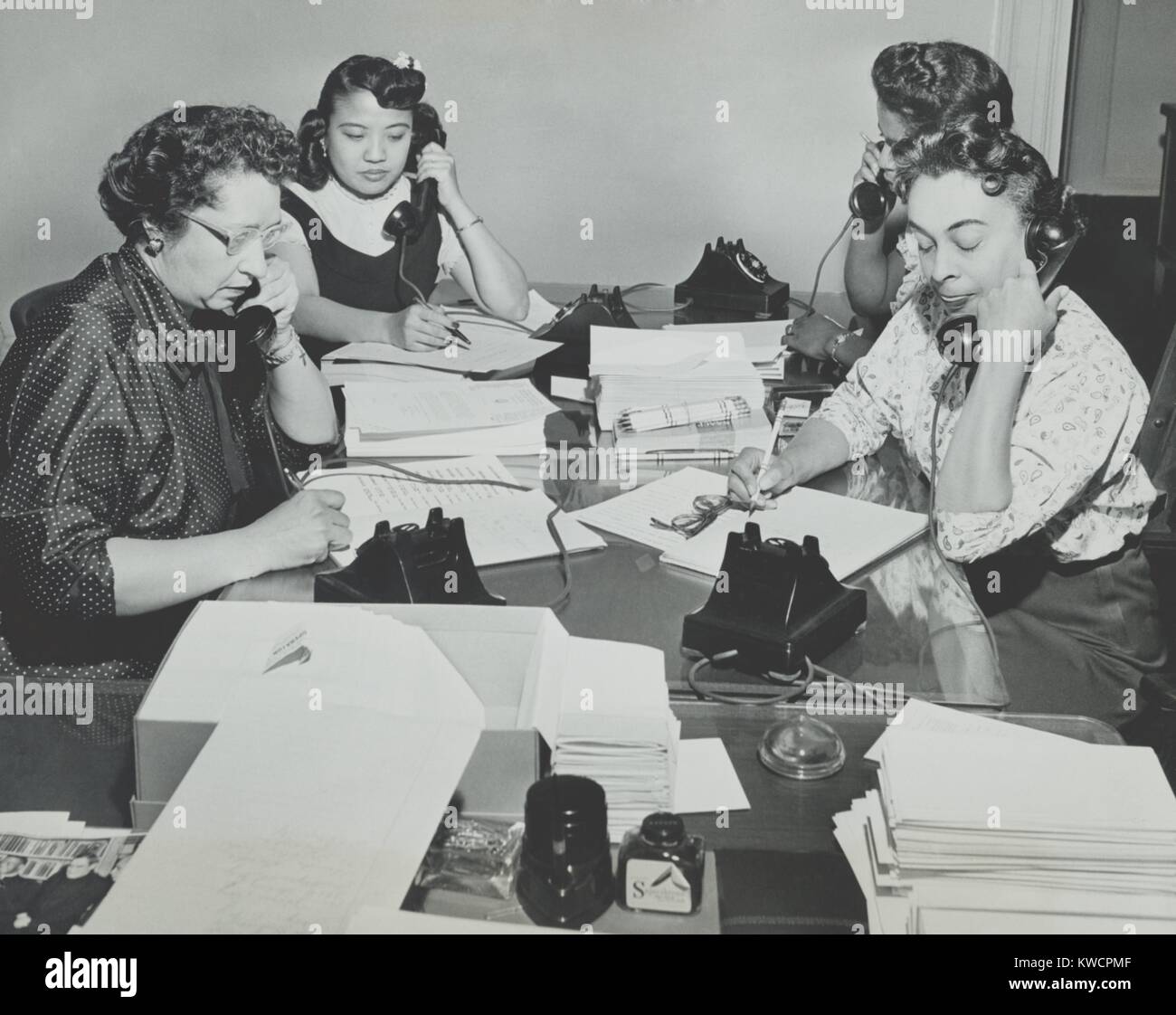 NAACP donne durante una campagna di iscrizione New York City, maggio 1955. Il erano il reclutamento di nuovi soci per il primo anniversario del Brown v. Consiglio di istruzione decisione della Corte suprema. La città di New York, maggio 1955. - (BSLOC 2015 1 209) Foto Stock