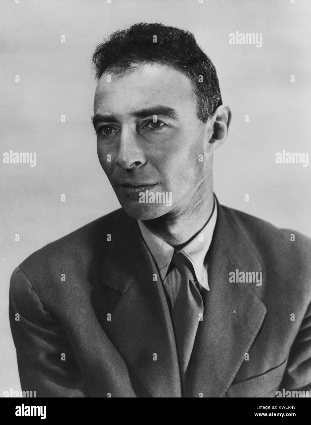 Robert Oppenheimer, fisico atomico e capo del progetto Manhattan segreto laboratorio di armi. Ca. 1940-45 - (BSLOC 2015 1 88) Foto Stock