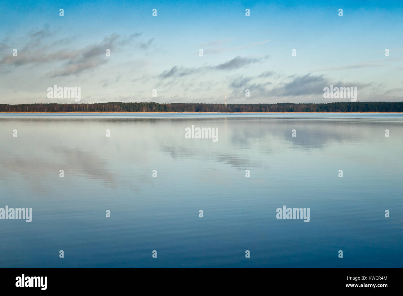 Il cloud di riflessione nel lago, Lettonia Foto Stock