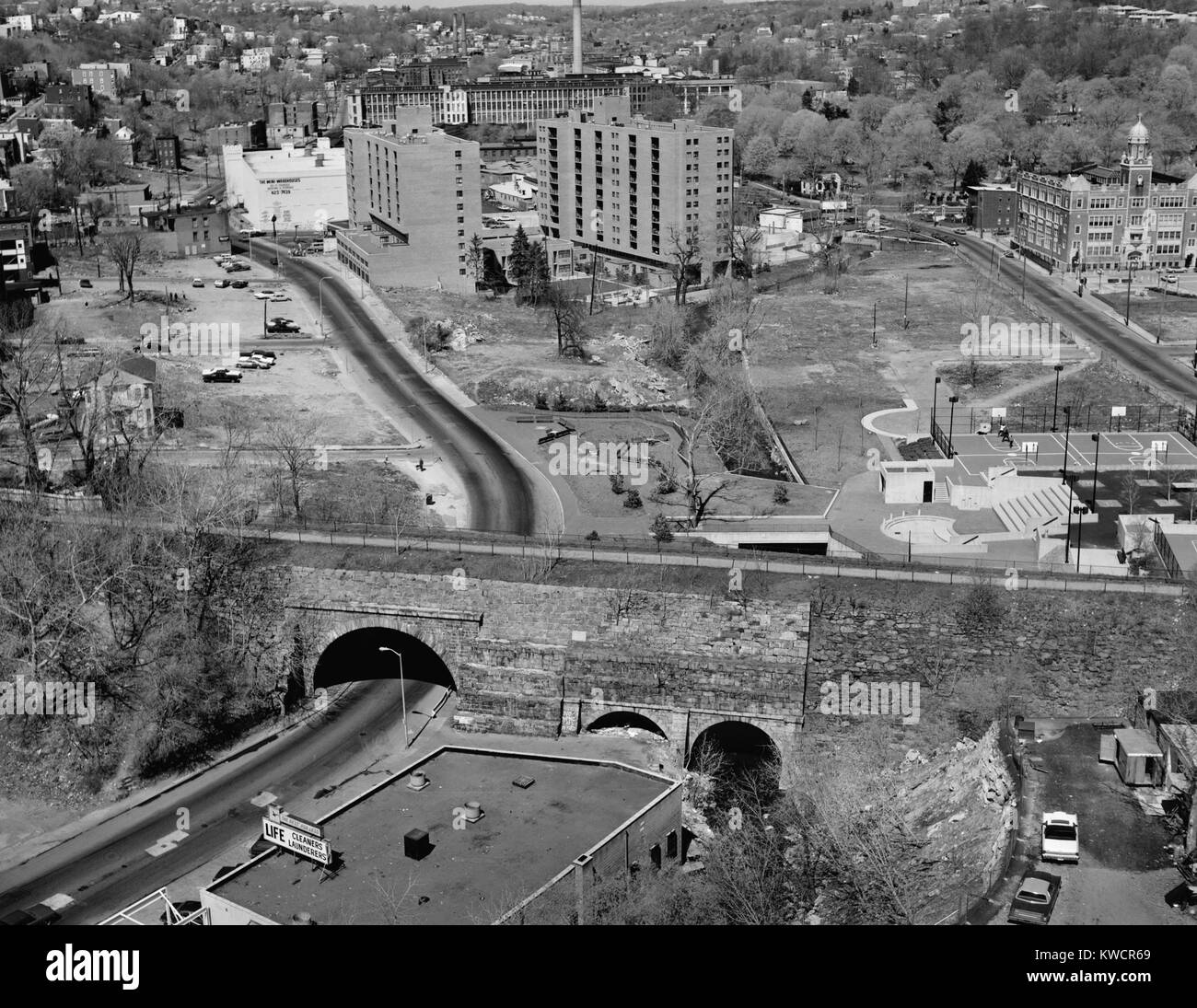 Yonkers, New York, ca. 1980. Vista aerea che mostra il vecchio Croton acquedotto era apertura nel 1842 il trasporto di acqua da Upstate serbatoio a New York City. Al mulino di sega fiume canale sotterraneo spanning Nepperhan Avenue. (BSLOC 2015 11 5) Foto Stock