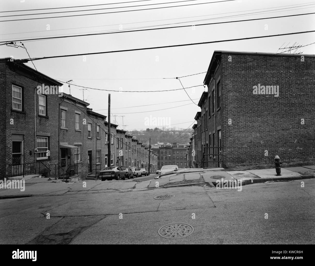 Yonkers, New York, ca. 1980. Moquette alloggiamento di riga, sono del xviii secolo alloggiamento industriale reminiscenza di architettura in città industriale della Scozia. Vista est mostrante in elevazione del sud da Orchard Street. Westchester County, NY. (BSLOC 2015 11 9) Foto Stock