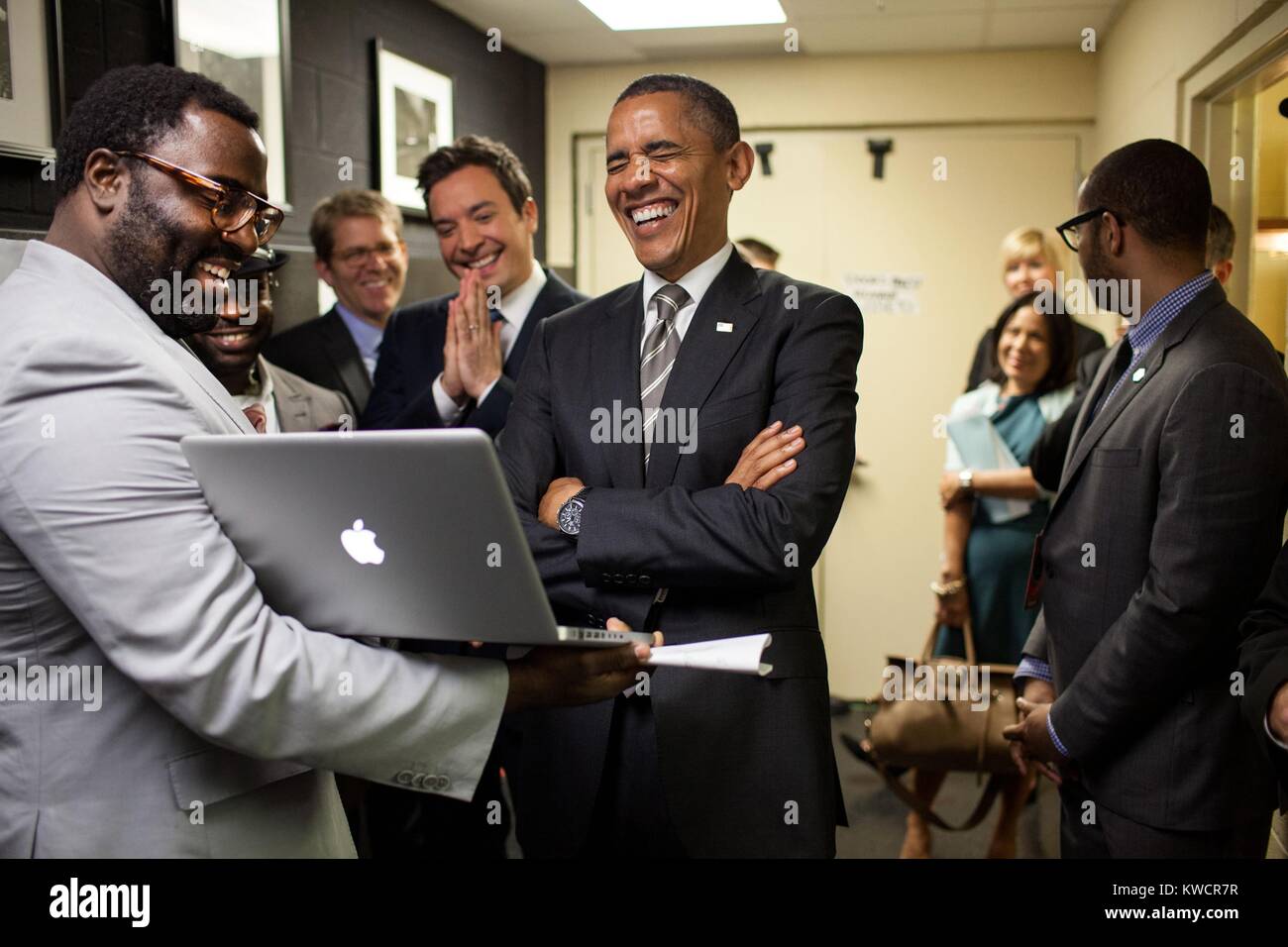 Il presidente Barack Obama e Jimmy Fallon prima della nastratura del 'Late Night con Jimmy Fallon'. Essi vengono informati in merito alla "Inceppamento bassa la News' segmento all'università di North Carolina a Chapel Hill, N.C., 24 aprile 2012. (BSLOC 2015 3 114) Foto Stock