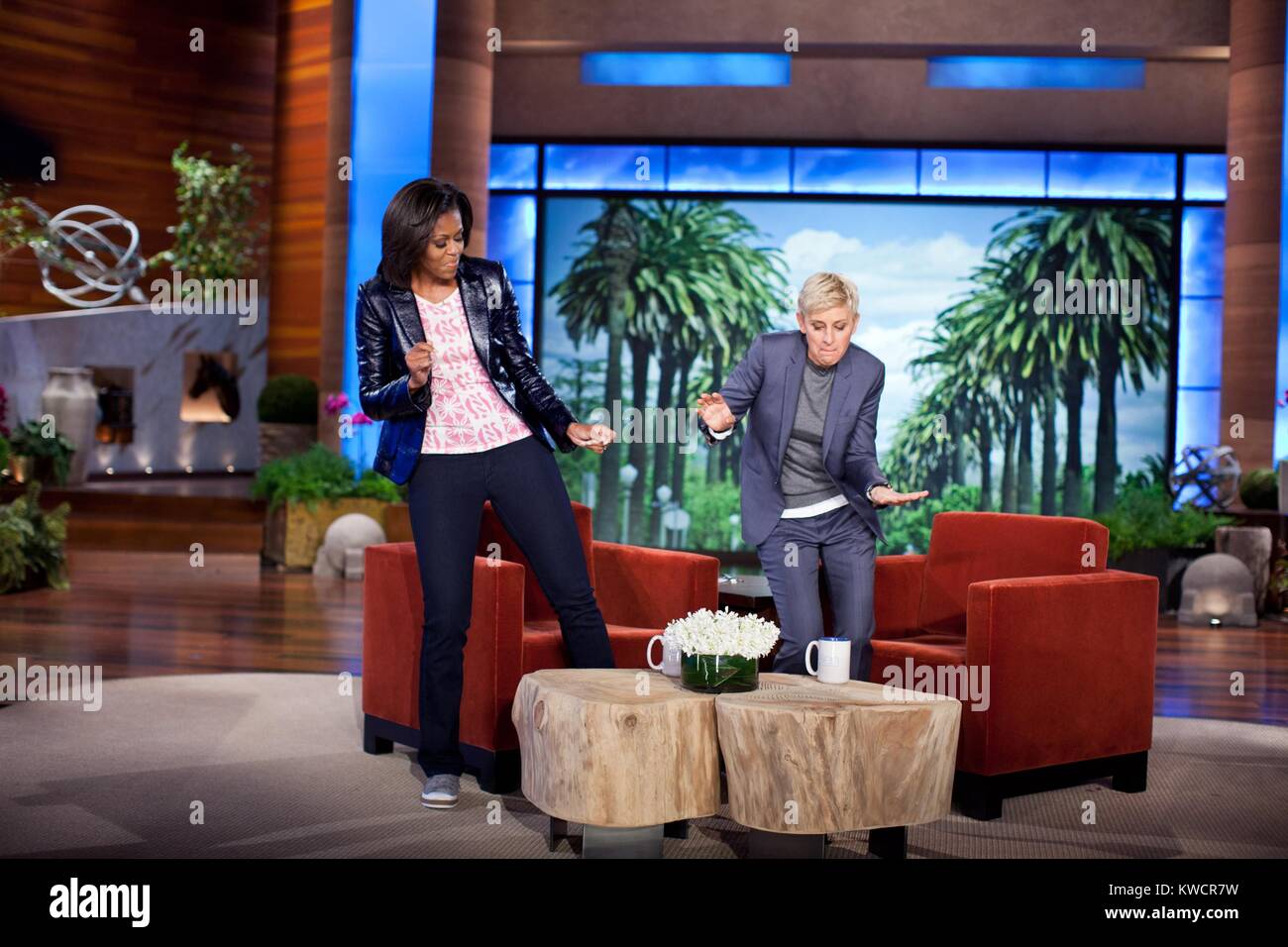 La First Lady Michelle Obama e Ellen DeGeneres dance durante un taping di 'L'Ellen DeGeneres Show'. Essi sono stati segna il secondo anniversario della First Lady del 'Passiamo!' iniziativa, di Burbank, California, 1 febbraio 2012. (BSLOC 2015 3 115) Foto Stock