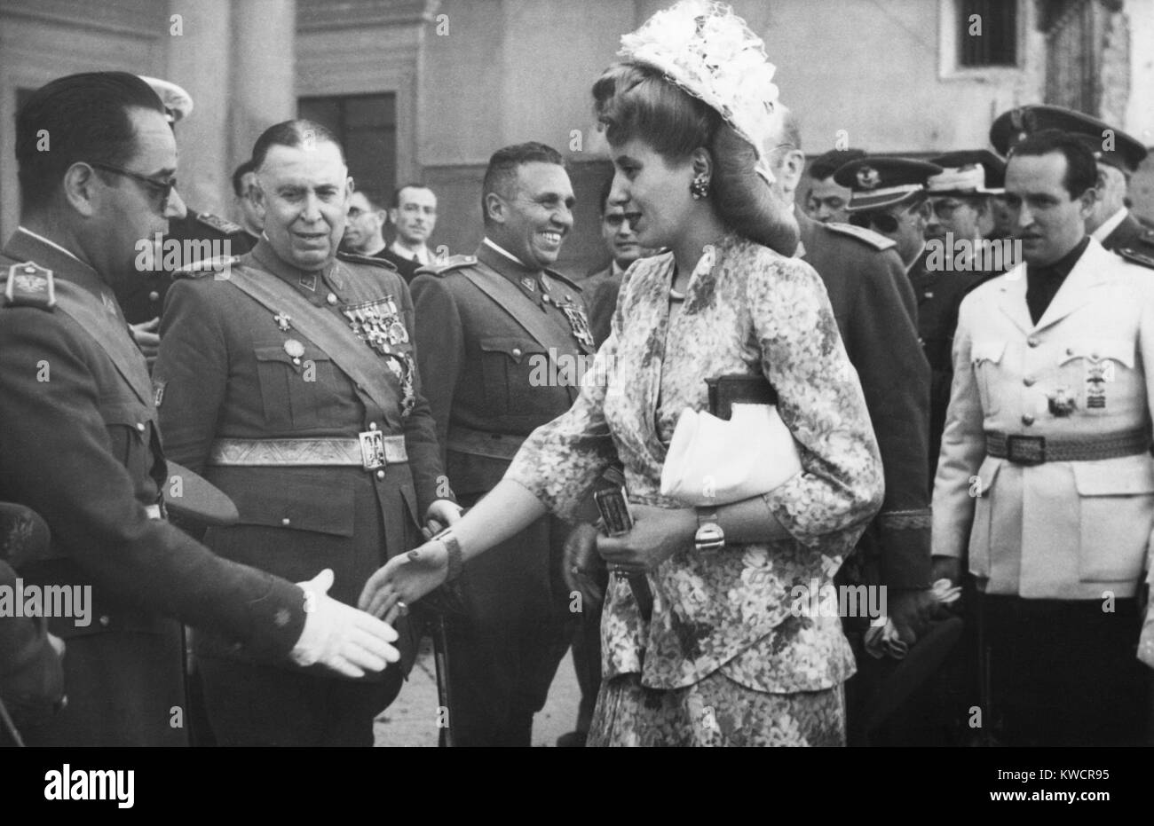 Evita Peron, riuniti i veterani della Guerra Civile Spagnola a Alcazar de Toledo. Giugno 1947. - (BSLOC 2014 17 64) Foto Stock