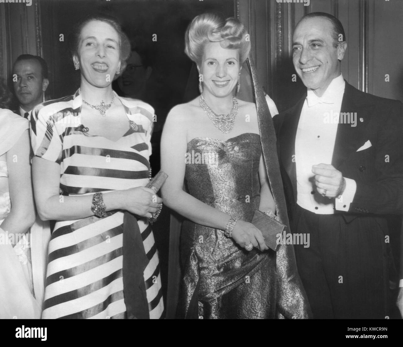 Eva Peron in gioielli di Van Cleef and Arpels in occasione di un ricevimento all'Ambasciata argentina a Parigi. Luglio 24, 1947. Ella è con l'ambasciatore argentino in Francia, Julio Victorica Roca e sua moglie. - (BSLOC 2014 17 71) Foto Stock