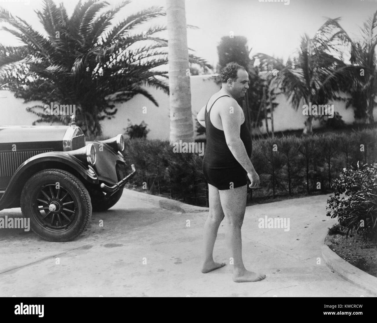 Chicago gangster Al Capone che indossa un costume da bagno a sua Florida casa. Ca. 1929-31. - (BSLOC 2015 1 11) Foto Stock