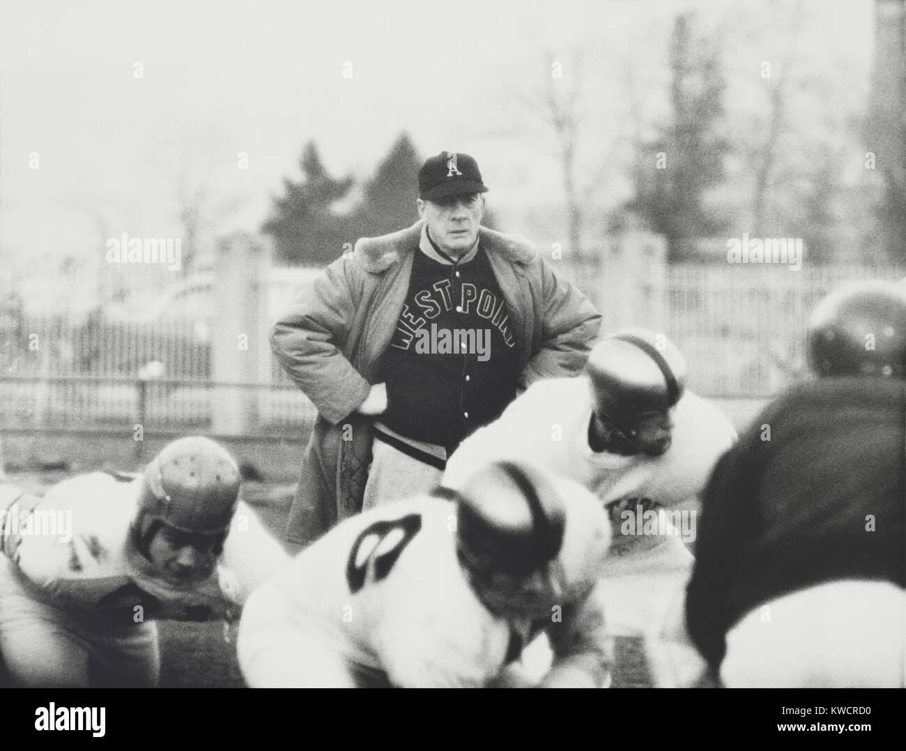 Allenatore di calcio Earl 'Rosso' Blaik, supervisiona i suoi giocatori come loro pratica. Nov. 28, 1956. - (BSLOC_2015_1_111) Foto Stock