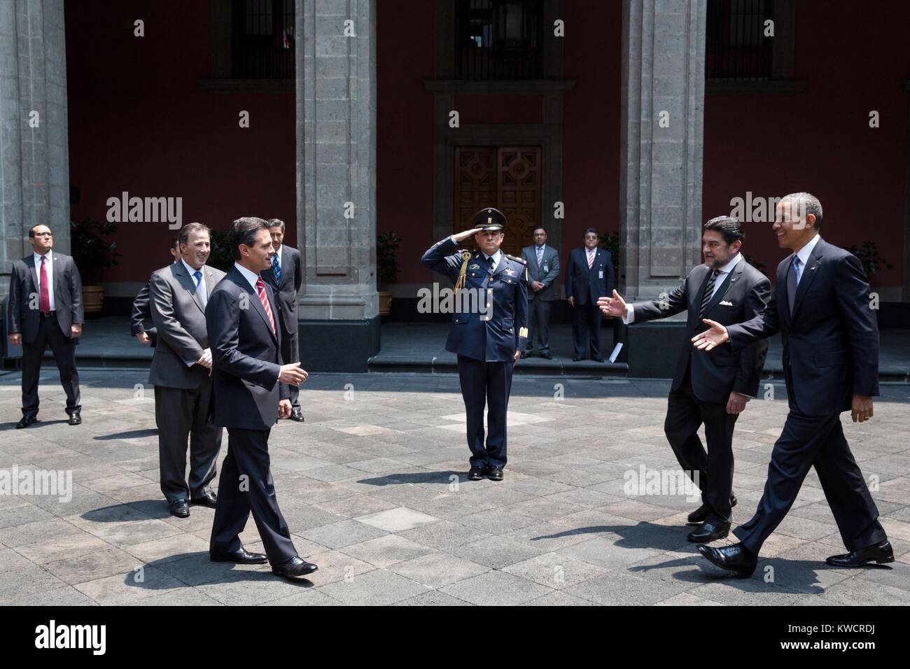 Il presidente Barack Obama saluta il presidente messicano Enrique Peña Nieto. Palacio Nacional di Città del Messico, Messico, 2 maggio 2013. (BSLOC 2015 3 189) Foto Stock