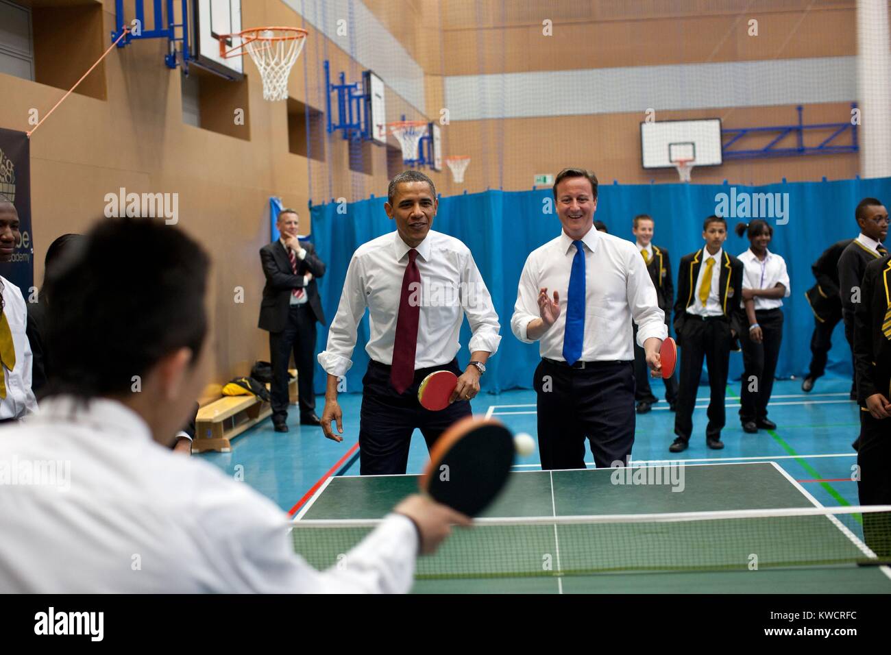 Barack Obama e la BP Ministro David Cameron giocare a ping pong con globo Academy gli studenti a Londra. Maggio 24, 2011 (BSLOC 2015 3 211) Foto Stock