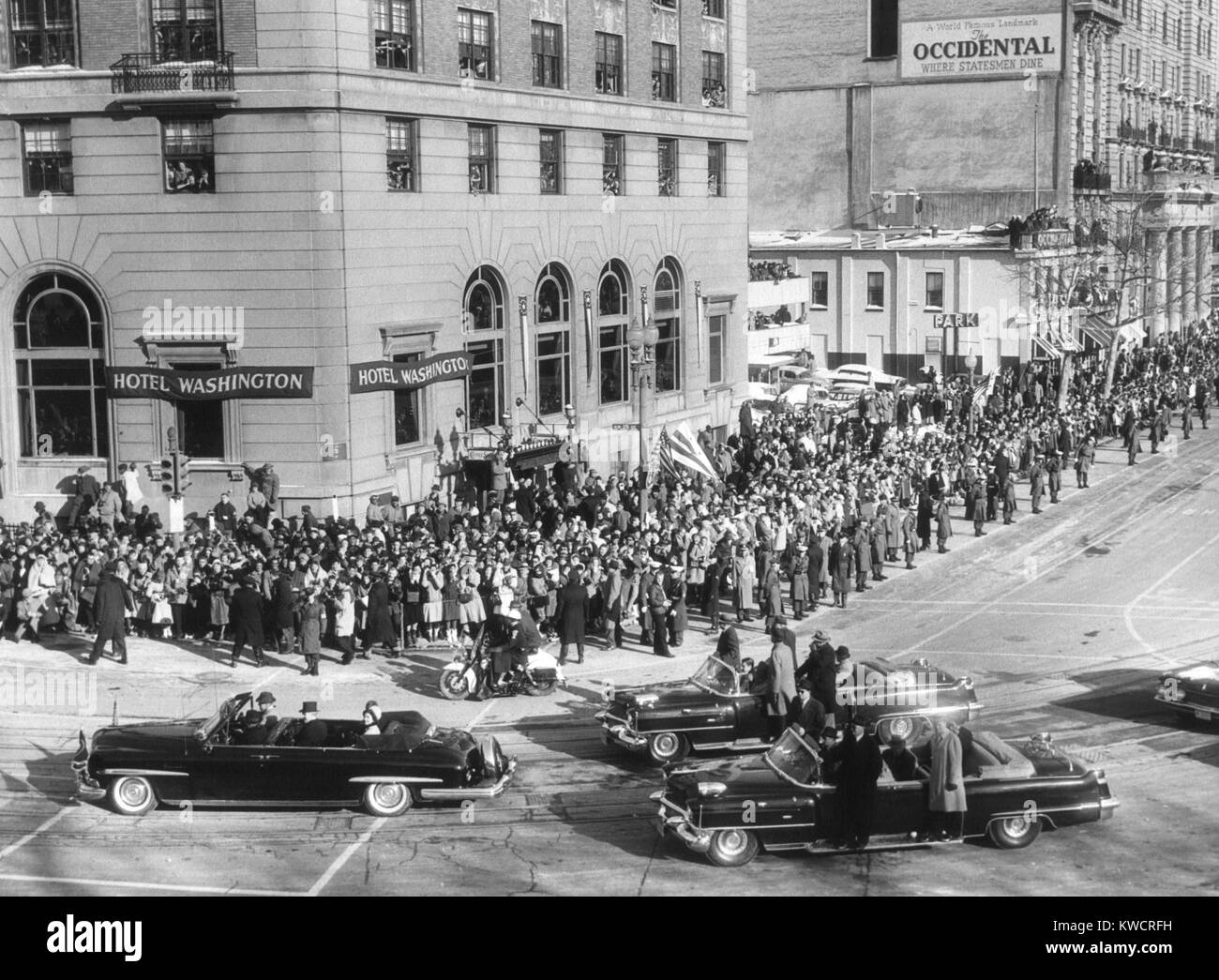 Il presidente John Kennedy e la First Lady Jacqueline Kennedy in auto di piombo della Parata inaugurale. Gen 20, 1961. - (BSLOC 2015 1 142) Foto Stock