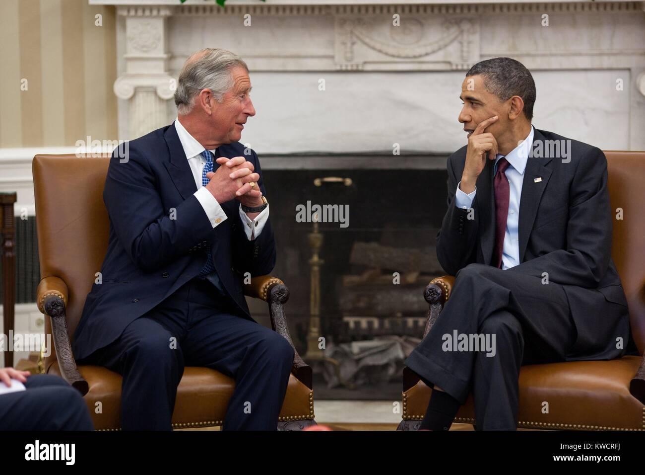 Il presidente Barack Obama incontra con il principe Charles, Principe di Galles, all Ufficio Ovale, 4 maggio 2011. (BSLOC 2015 3 214) Foto Stock
