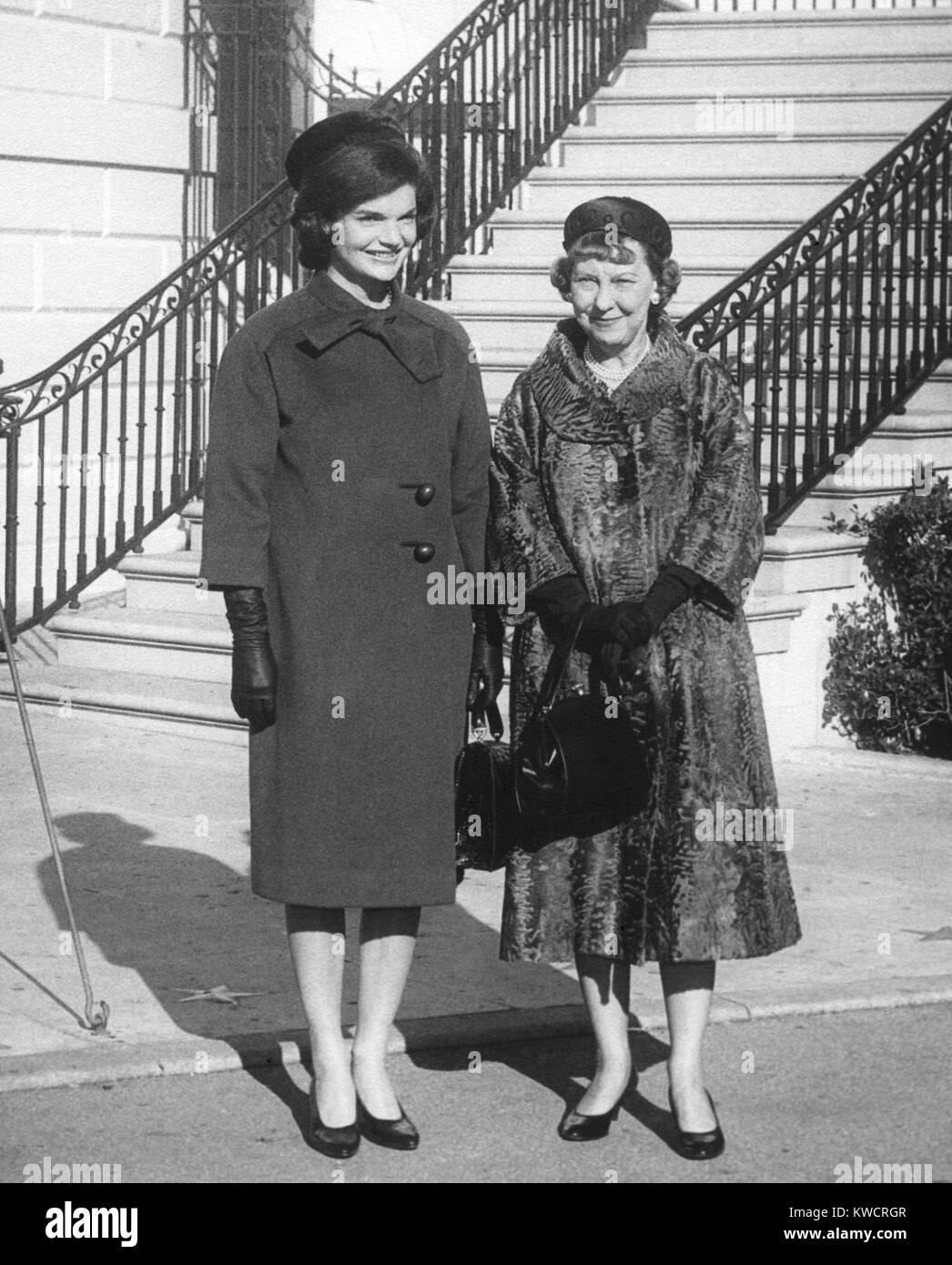 Mamie Eisenhower e Jacqueline Kennedy dopo il futuro della First Lady tour della Casa Bianca. La sig.ra Kennedy prime impressioni ha portato alla firma del suo progetto, un ambizioso programma di restauro storico della Casa Bianca interni. - (BSLOC 2015 1 155) Foto Stock