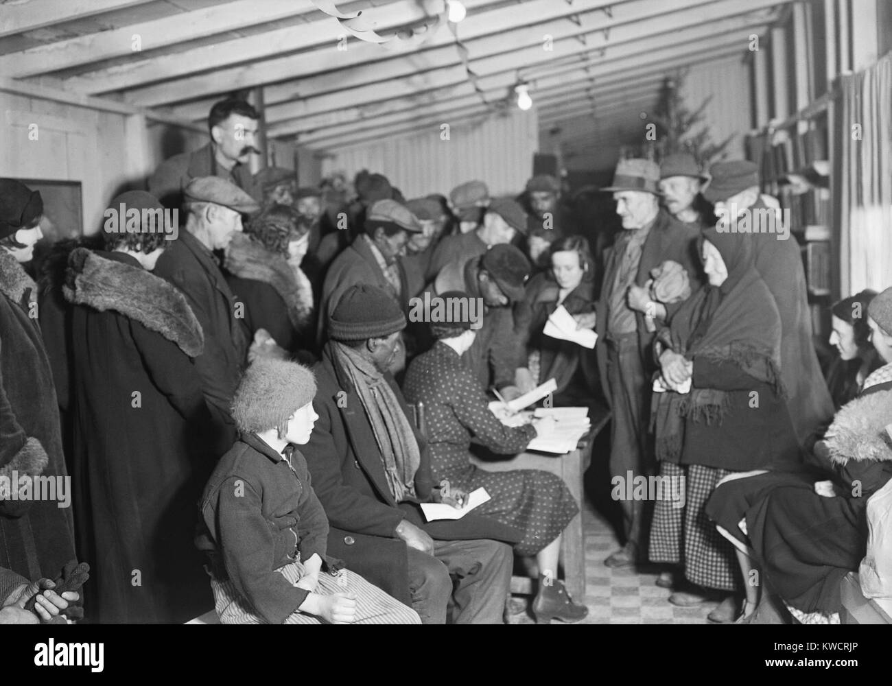 Disoccupati i minatori che partecipano alla riunione dei lavoratori Consiglio dell'Alleanza, 19 marzo 1937. Ai lavoratori il Consiglio dell'Alleanza, è stata affiliata con le organizzazioni di sinistra come i partiti comunisti e socialisti. Scott's Run, West Virginia. Foto di Lewis Hine. - (BSLOC 2015 1 174) Foto Stock