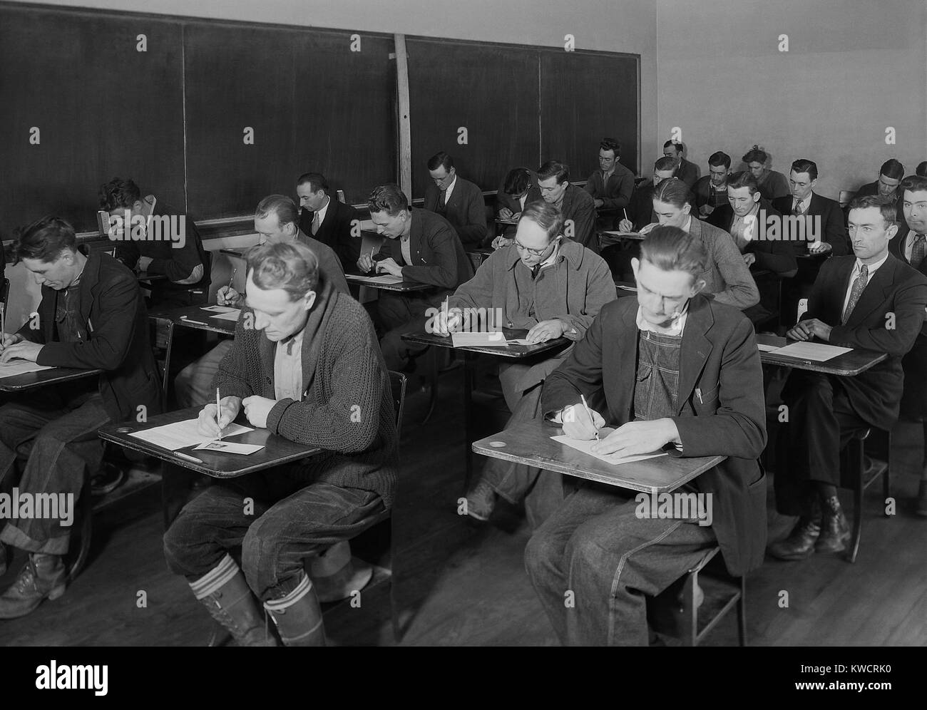 Esperti e manovali tenendo la TVA ESAME, Clinton, Tennessee. Nov. 1933. La Tennessee Valley Authority ha iniziato l'assunzione di lavoratori nel tardo 1933. Foto di Lewis Hine. - (BSLOC 2015 1 176) Foto Stock