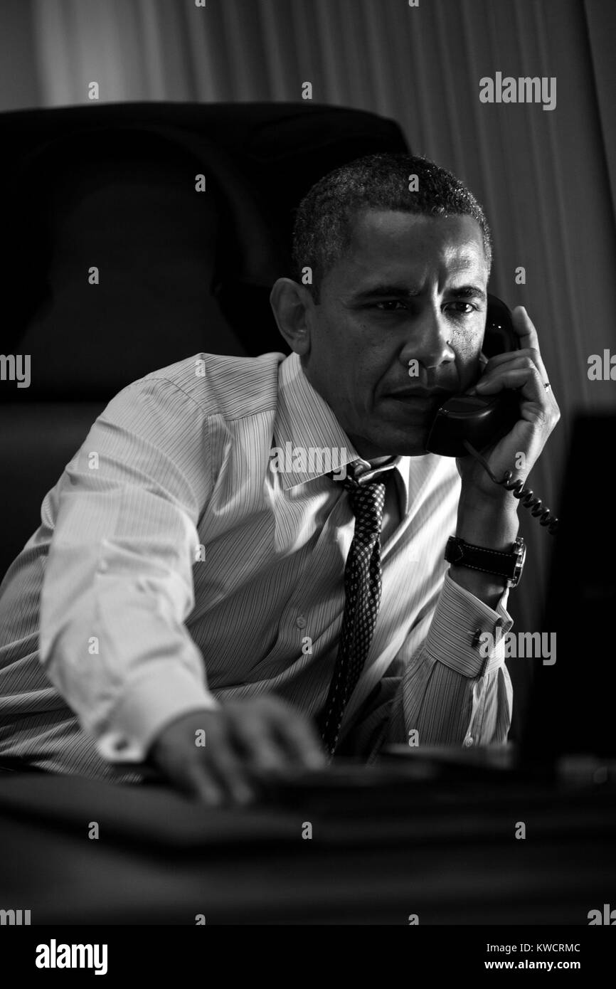 Il presidente Barack Obama parla al telefono dalla Air Force One. Il 6 giugno 2012. (BSLOC 2015 3 8) Foto Stock