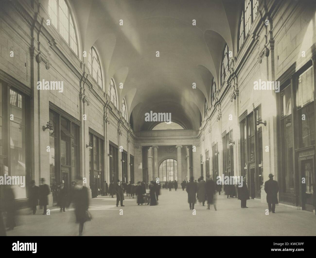 Passeggeri a piedi attraverso un corridoio di Pennsylvania Station di New York City. Ca. 1910. È stato progettato da McKim, Mead e bianco e completato nel 1910. - (BSLOC 2015 1 232) Foto Stock