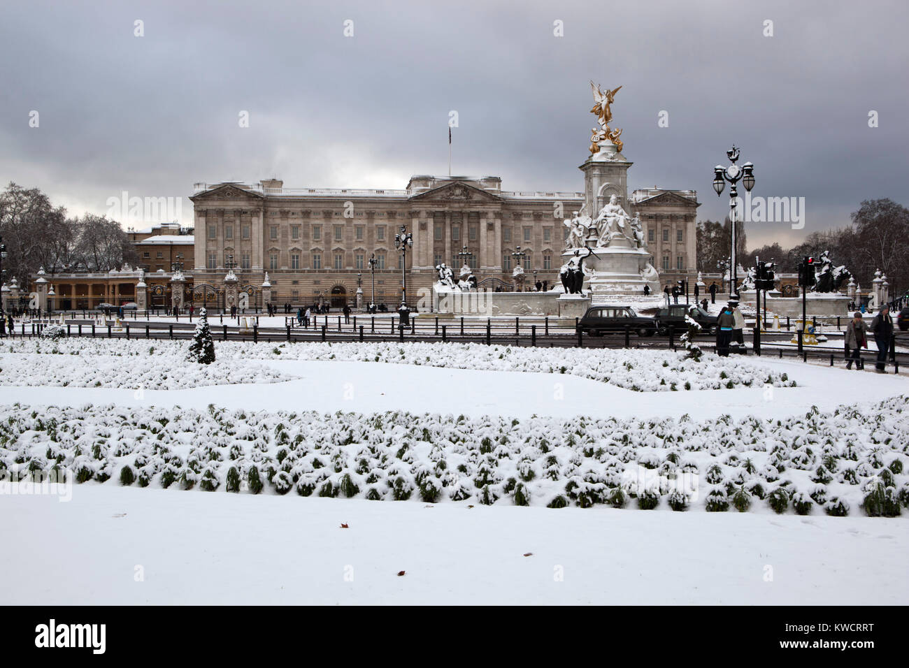 Londra, Inghilterra: Buckingham Palace di neve Foto Stock