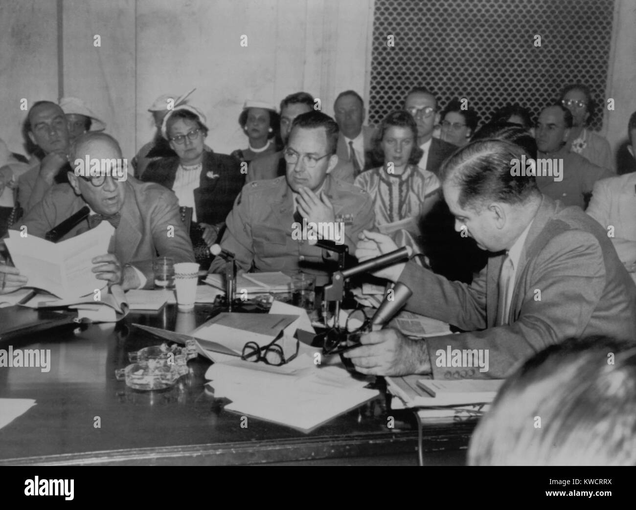 Il senatore Joseph McCarthy (destra) esige scuse dal consulente dell Esercito Giuseppe Welch (sinistra). Giugno 15, 1954. Tra di essi è Lt. Col. John F. T. Murray, come il rosso-baiting McCarthy ha ricevuto martello a martello broadcast vita l'MCarthy-Army audizioni. - (BSLOC 2015 1 49) Foto Stock