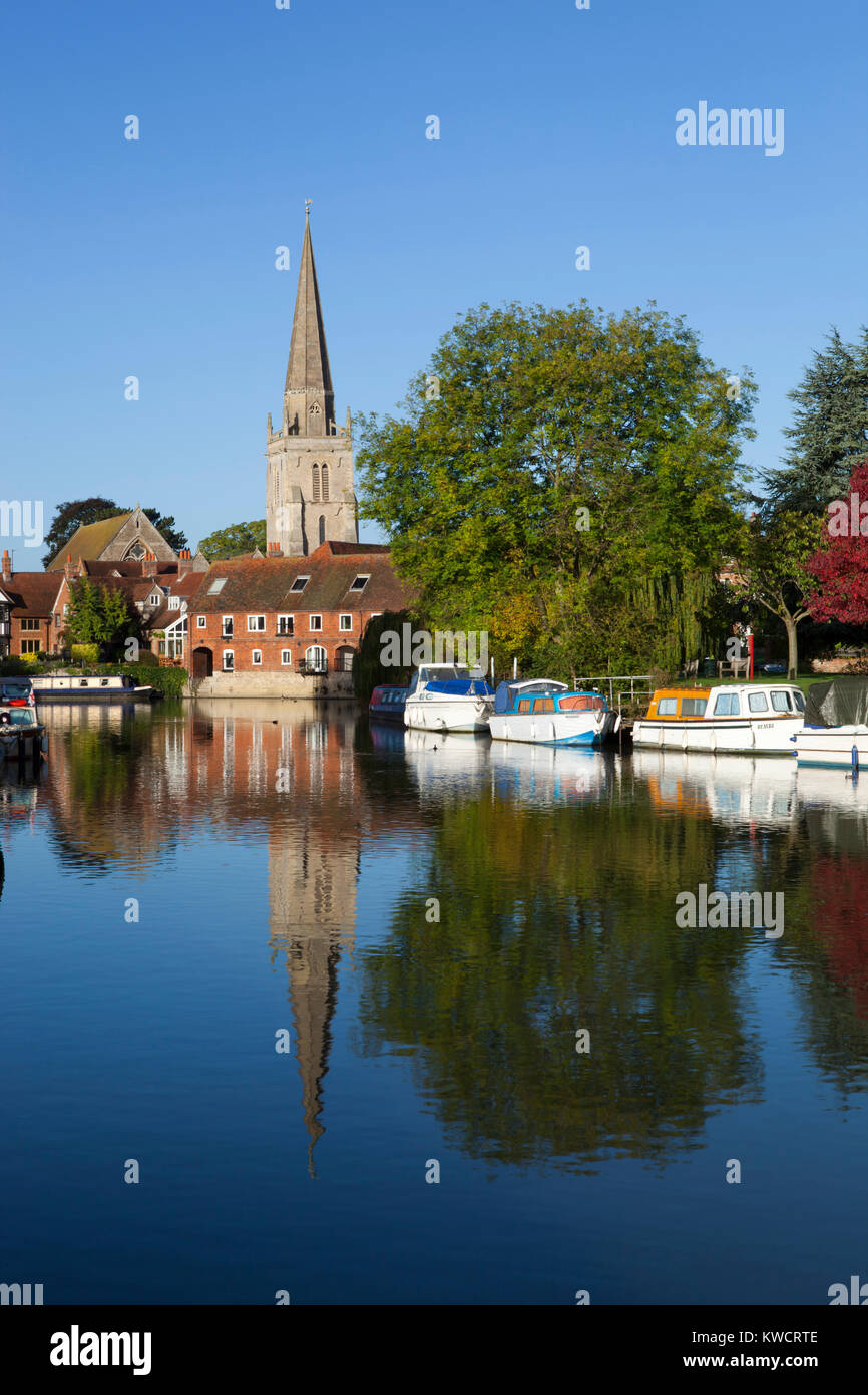 ABINGDON, Oxfordshire, Inghilterra: Fiume Tamigi a Abingdon con guglia di St Helen's chiesa Foto Stock