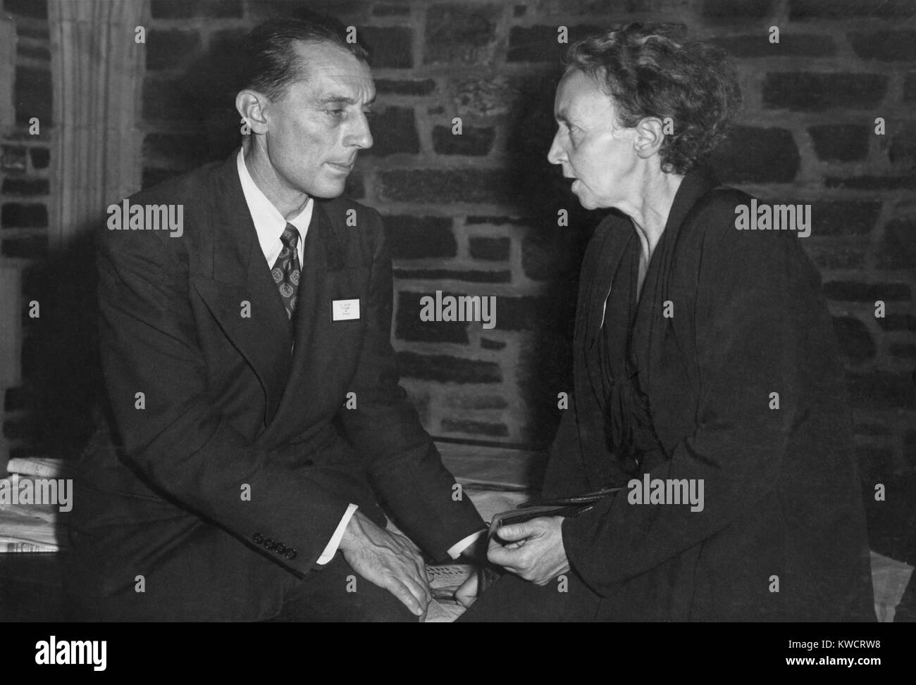 Frederick Joliot e sua moglie Irene Curie, sono stati i fisici collaborativo. Hanno condiviso il 1935 il Premio Nobel per la chimica per la loro sintesi di nuovi elementi radioattivi. James Lebenthal photo ca. 1940s. - (BSLOC 2015 1 77) Foto Stock