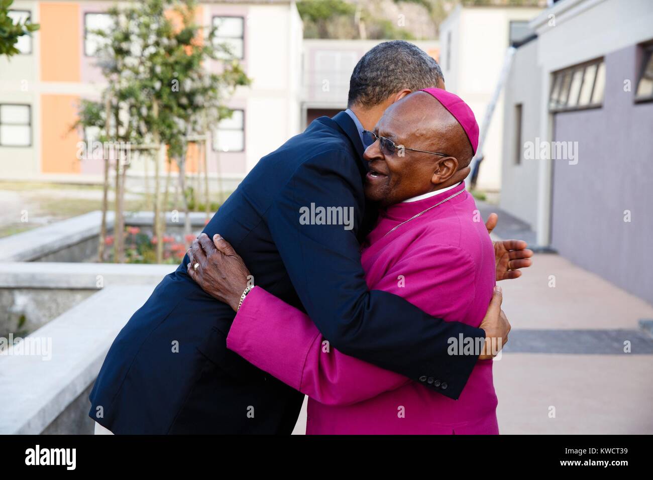 Il presidente Barack Obama saluta l'arcivescovo Desmond Tutu. A Desmond Tutu HIV Fondazione Centro Giovanile di Città del Capo in Sud Africa, 30 giugno 2013. La fondazione è stata uno dei primi ambulatori pubblici per offrire terapia anti-retrovirale per coloro che vivono con il virus HIV. (BSLOC 2015 3 204) Foto Stock