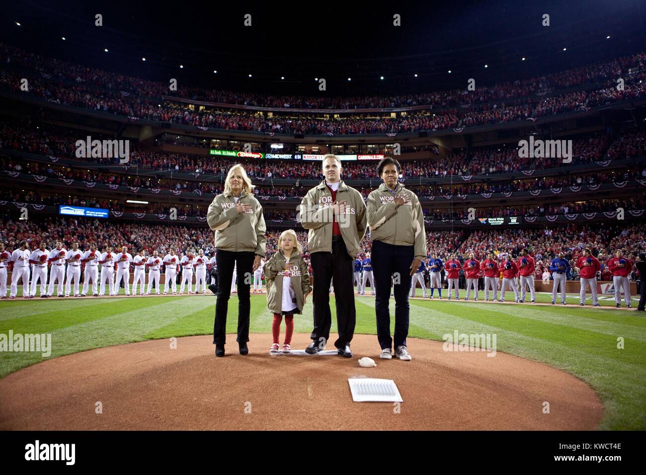 Michelle Obama e il dottor Jill Biden al gioco 1 della serie mondiale di San Louis, Mo. ott. 19, 2011. Esse sono state riunite durante l inno nazionale di Marine veterano James Sperry e sua figlia, Hannah. (BSLOC 2015 3 29) Foto Stock