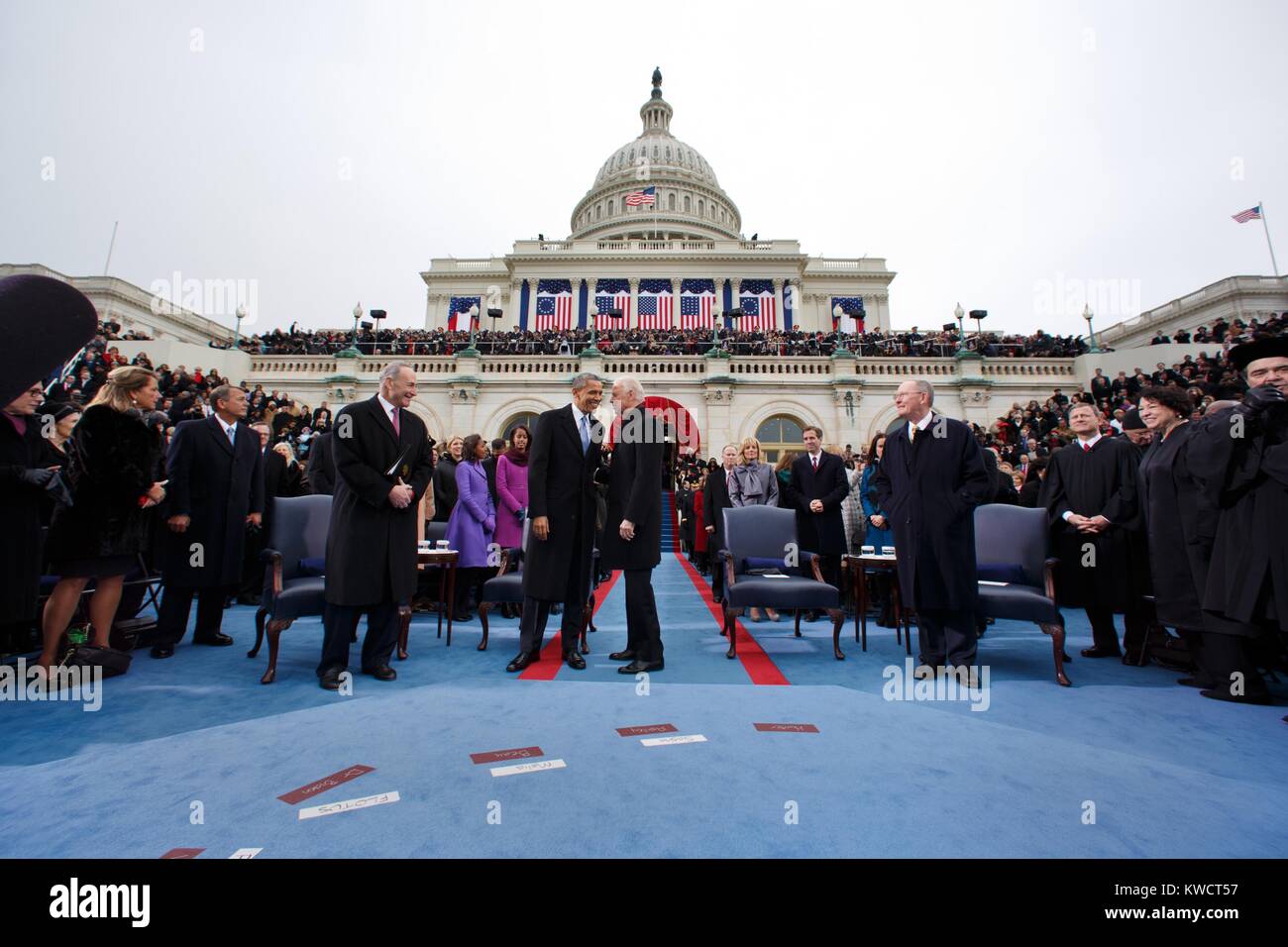 Vip al giuramento inaugurale in occasione della cerimonia, Gennaio 21, 2013. L-R: Debbie e John Boehner; Chuck Schumer; Sasha e Malia Obama; Barack Obama; Joe Biden; Jill e Beau Biden; Harry Reid; John Roberts; Sonia Sotomayor; Antony Scalia. (BSLOC 2015 3 45) Foto Stock