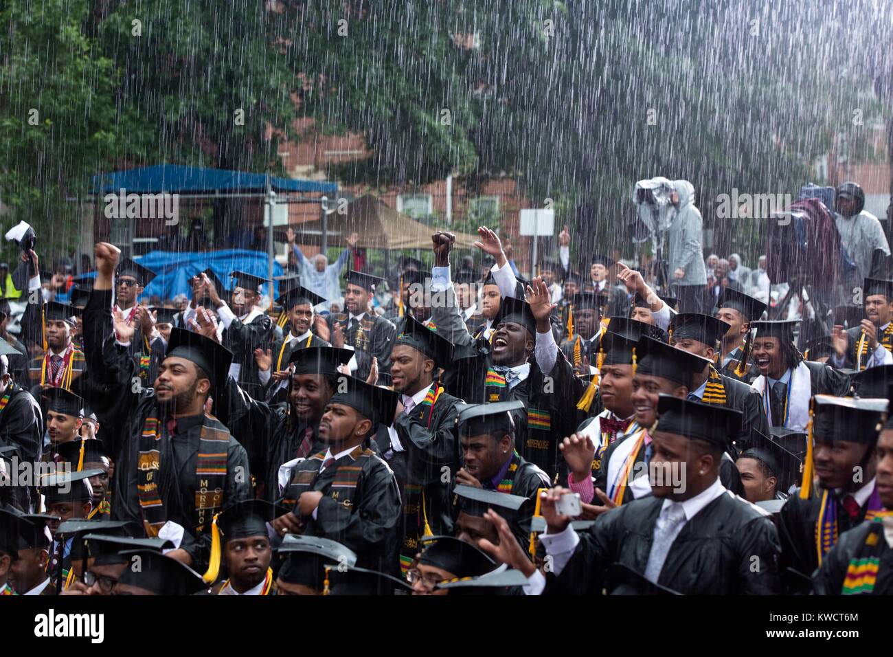 Morehouse laureati allietare il Presidente Barack Obama (off telecamera) alla loro cerimonia di inizio. Atlanta, GA 19 maggio 2013, durante la pioggia. (BSLOC 2015 3 80) Foto Stock