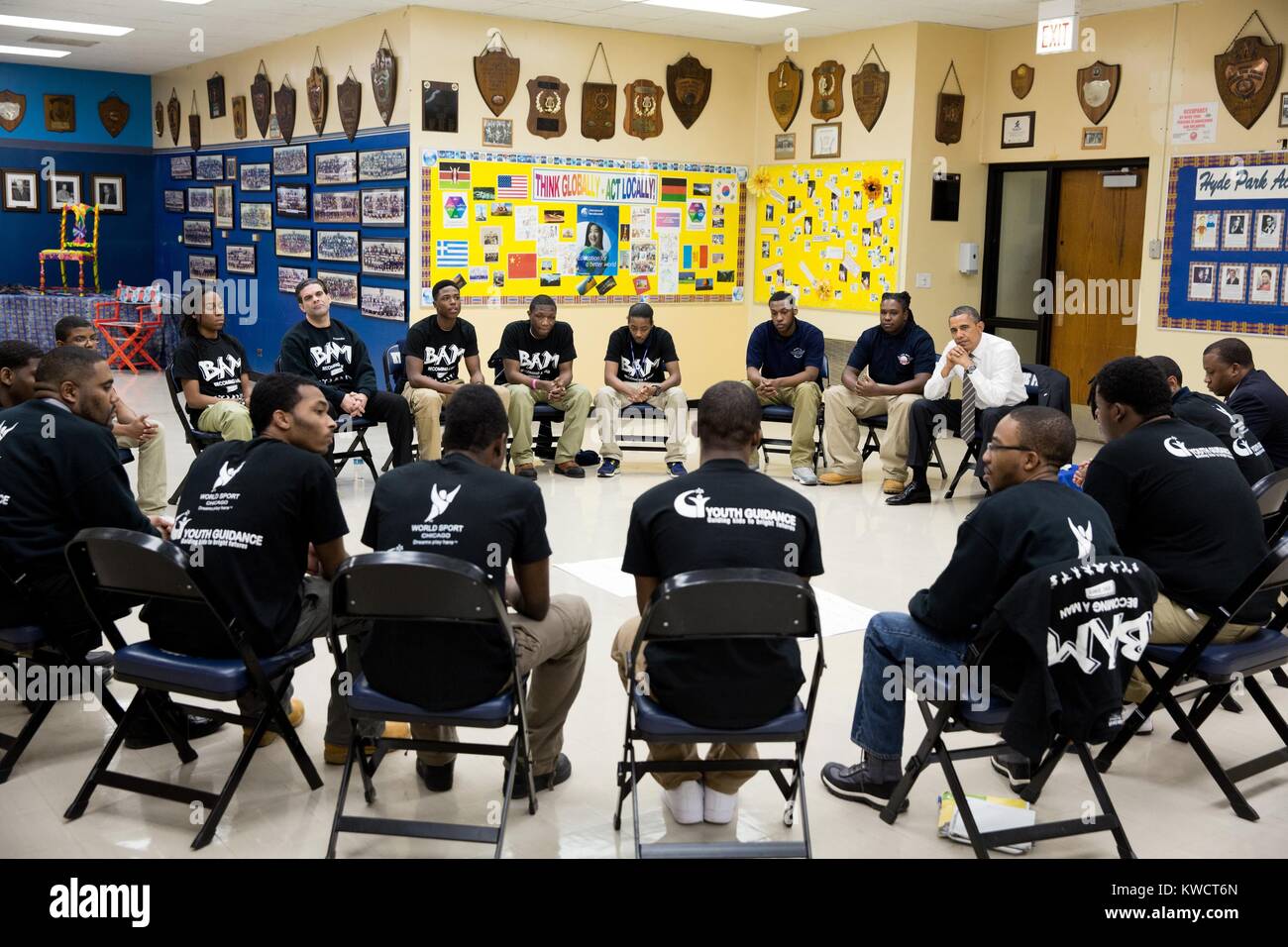 Il presidente Barack Obama partecipa a "diventare un uomo " tavola rotonda a Chicago. Febbraio 15, 2013. BAM è un programma sviluppato dalla University of Chicago la criminalità Lab. Ho promuove "social-cognitive' competenze quali il controllo degli impulsi, orientamento futuro e la risoluzione di conflitti. (BSLOC 2015 3 81) Foto Stock