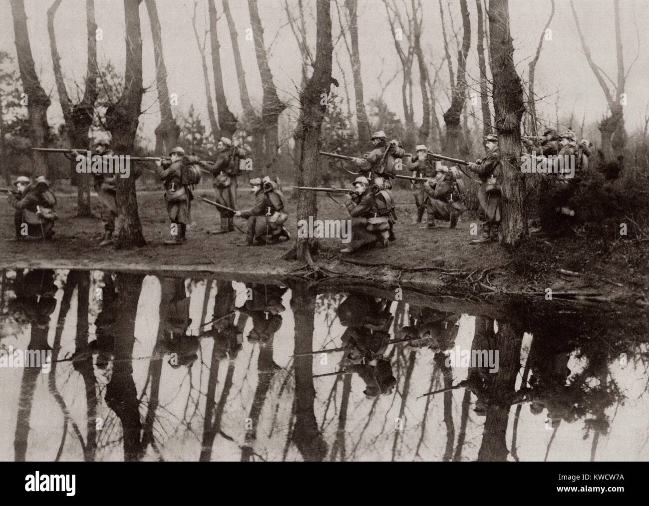 Guerra mondiale 1. Soldati francesi in un invaso la sezione del nord-ovest della Francia, specchiato in una pioggia riempito la piscina. Nov-Dec. 1914. (BSLOC 2013 1 2) Foto Stock