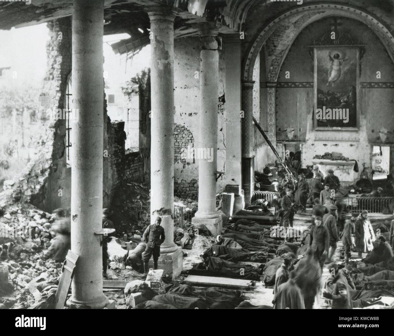 La prima guerra mondiale : Battaglia di Argonne Forest. Una chiesa infranta nelle rovine di Neuvilly, vicino alla foresta di Argonne, arredate un ricovero temporaneo per gli americani feriti. La battaglia è stata combattuta da sett. 26, 1918, fino all'Armistizio, nov. 11, 1918. (BSLOC 2013 1 212) Foto Stock