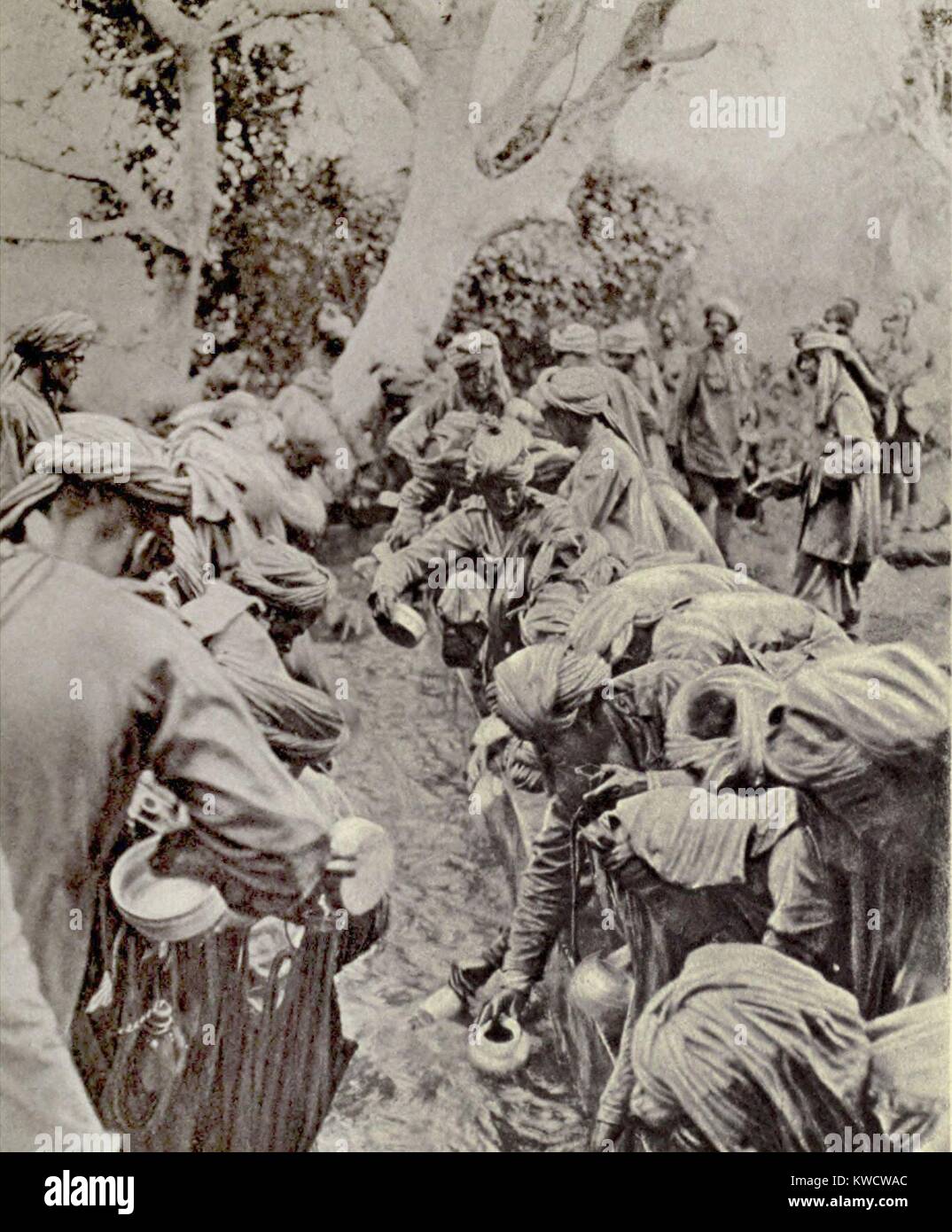 La prima guerra mondiale in Africa. Sepoys indiani hanno combattuto per i Britannici in Africa orientale. La foto mostra il loro affollarsi intorno a camp il canale di irrigazione durante la stagione secca di 1917. (BSLOC 2013 1 45) Foto Stock