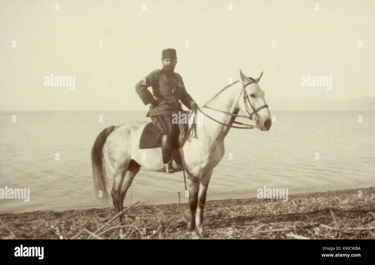 Comandante turco Cemal Pasha, sulle rive del Mar Morto, 3 maggio 1915. Egli ha portato l'impero ottomano esercito contro le forze Britanniche in Egitto durante il WW1. (BSLOC 2013 1 57) Foto Stock
